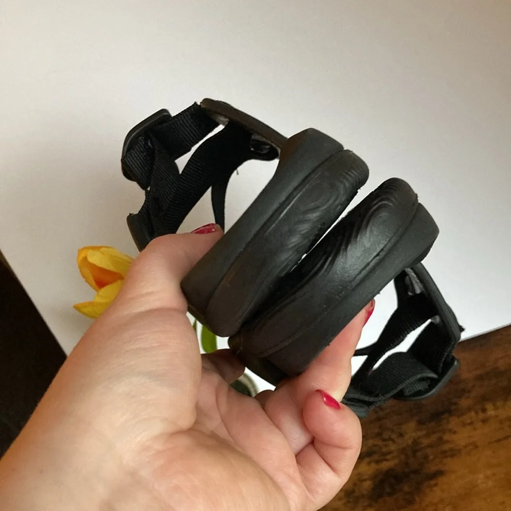CHACO Chillos Black Strappy Sandals Slides Kids Size 5